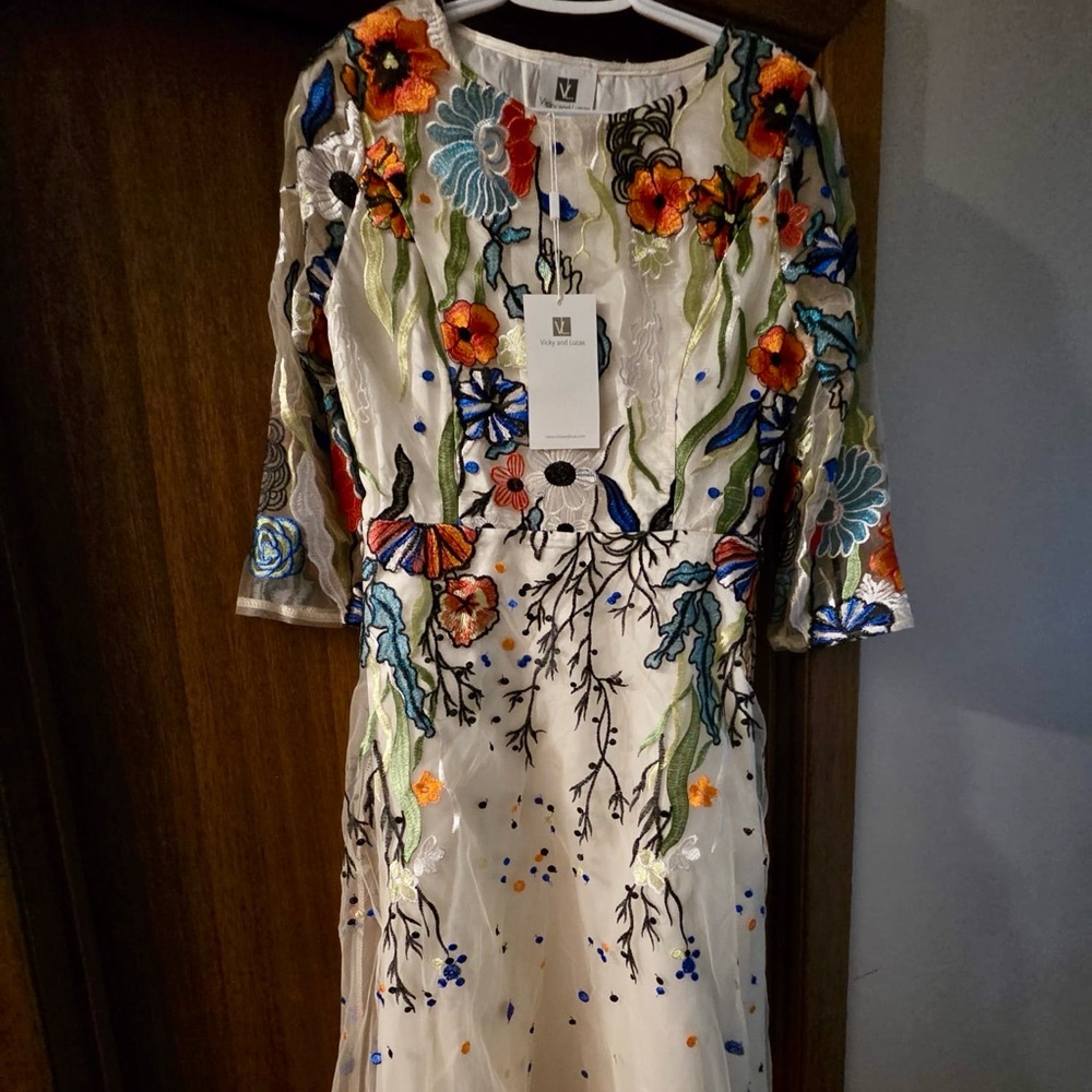 Vicky and Lucas Floral Embroidered Dress Size Medium